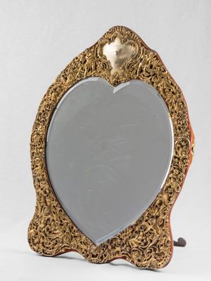une photo d'un miroir en forme de cœur posé sur une table