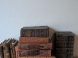 plusieurs livres empilés sur une table