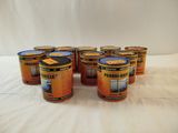 six pots de peinture posés sur une surface blanche
