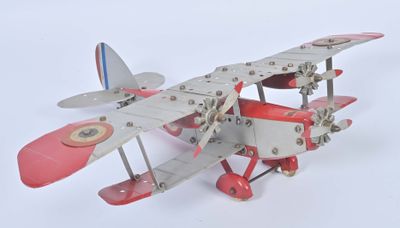 un avion jouet posé sur une surface blanche
