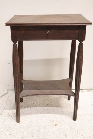 Petite table en bois ouvrant à un tiroir et tablette d’entrejambe...