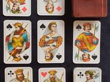 un jeu de cartes et un étui en cuir posés sur une table