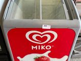 une photo d'un réfrigérateur contenant du lait et des fraises