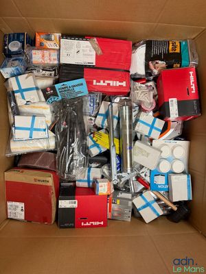 une boîte remplie d'objets assortis qui s'y trouvent