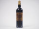 une bouteille de vin posée sur une table