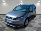 La camionnette argentée est garée dans une grande pièce au sol carrelé en damier.
