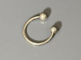 une bague en argent à laquelle sont fixées deux boules