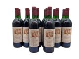 six bouteilles de vin rouge sont alignées