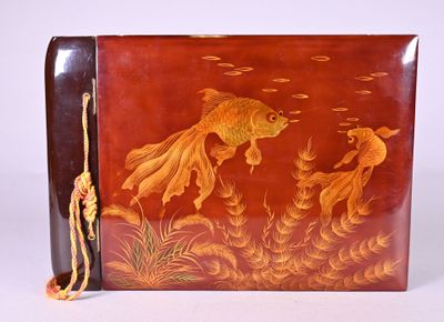 Album photo laqué à décor de poissons rouges contenant des p…