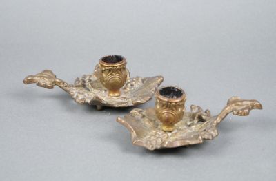 Paire de bougeoirs ou rats-de-cave en bronze vernis à décor …