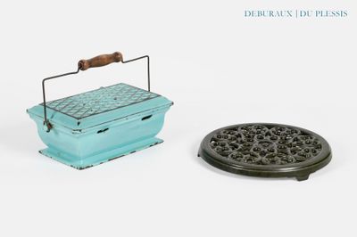 une petite boîte bleue munie d'une poignée, à côté d'une autre petite boîte bleue