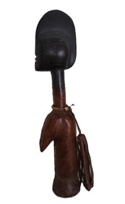 un canard en cuir marron portant un casque noir et un sac marron