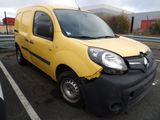 une camionnette jaune garée sur un parking à côté d'un immeuble