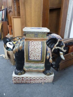 une statue d'éléphant avec un siège sur son dos