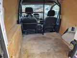 une camionnette dont l'arrière comporte un compartiment grillagé