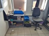 un bureau avec une chaise et une étagère dans le coin