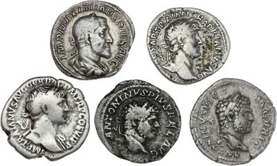 quatre pièces de monnaie romaines antiques, dont l'une représente un buste et l'autre est un buste