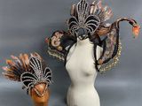 deux chapeaux ornés de plumes posés sur une tête de mannequin et un chapeau posé sur une tête de mannequin