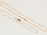 gros plan d'un collier de perles sur une surface blanche