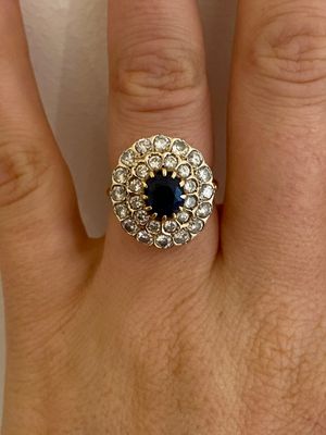 Bague en or jaune orné d'un saphir dans un entourage de deux…
