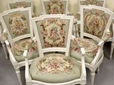 six chaises blanches avec des coussins rembourrés à motifs floraux dans une pièce