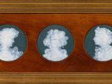 trois images encadrées représentant deux femmes de profil, avec des nuages en arrière-plan