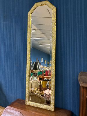 un miroir posé sur une commode dans une pièce