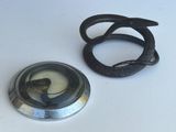 un serpent qui est posé à côté d'un objet métallique