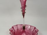 bougeoir en verre rose surmonté d'une fleur en verre