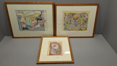 deux tableaux encadrés représentant une femme et un homme, posés sur une table