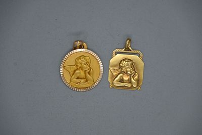 deux pendentifs plaqués or représentant la Vierge à l'Enfant