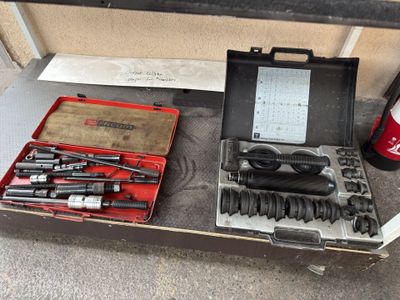 de nombreux outils rangés dans une mallette posée par terre
