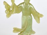 statue d'une femme tenant un oiseau dans la main droite