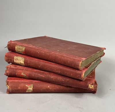 plusieurs vieux livres empilés sur une table