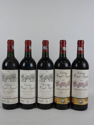 six bouteilles de vin sont alignées dans une rangée
