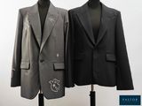 deux vestes posées sur un mannequin, sur fond blanc