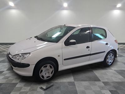 la photo d'une petite voiture blanche garée dans un garage