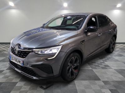une voiture grise garée dans un garage au sol en damier