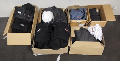 de nombreux cartons de vêtements qui traînent par terre