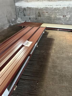 un banc en bois posé dans une pièce aux murs en béton