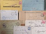 de nombreuses vieilles lettres et enveloppes posées sur une table