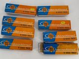six paquets de cigarettes orange et bleus posés sur une table blanche