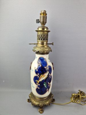 l'image d'une lampe posée sur une table