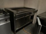 une cuisine équipée d'une cuisinière, d'un four et d'un lave-vaisselle