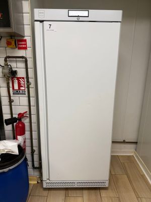 une photo d'un réfrigérateur blanc dans une cuisine