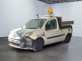 un camion blanc qui a été vandalisé dans un garage
