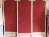 une photo d'un paravent rouge dans un salon