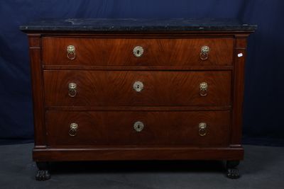 Commode en acajou et placage d'acajou ouvrant à trois tiroir… - Photo 1