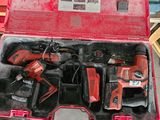 une boîte à outils rouge avec des outils sur le sol