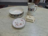 un pichet blanc et un bol posés sur une table